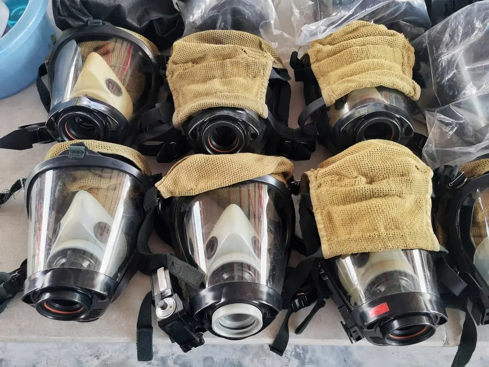 Alignement d'appareils respiratoires et de masques de protection, matériel de base de l'équipement d'un sapeur-pompier.