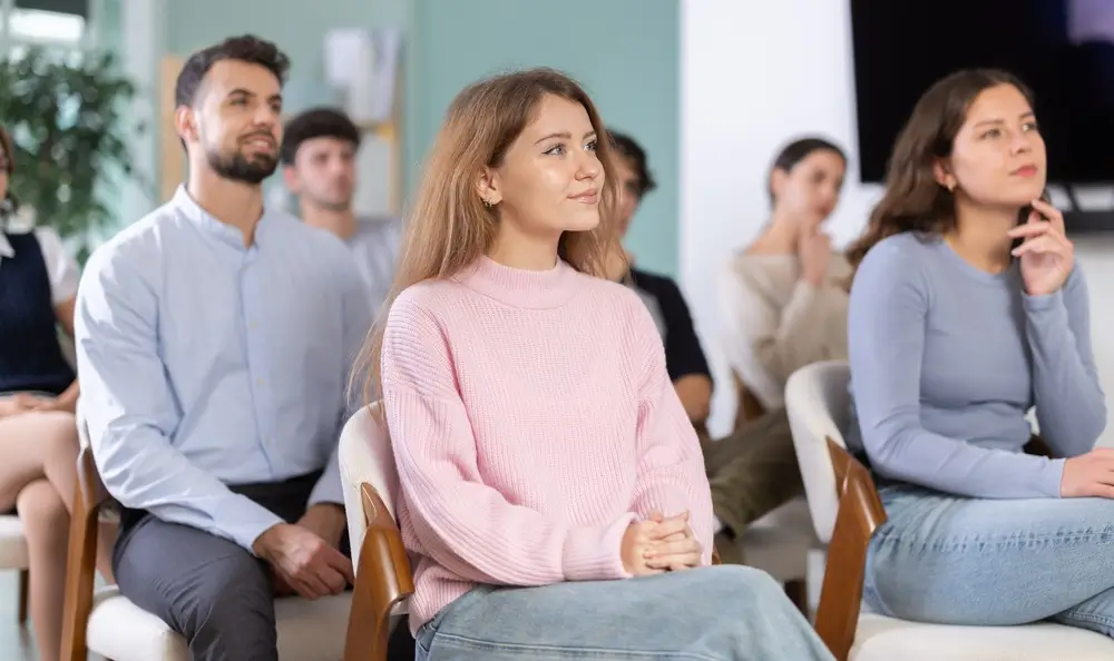 Élèves sapeurs-pompiers attentifs lors de leur formation théorique initiale en salle de cours.